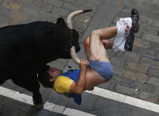 L'homme encorné à trois reprises par un taureau lors de la Feria de Pampelune.