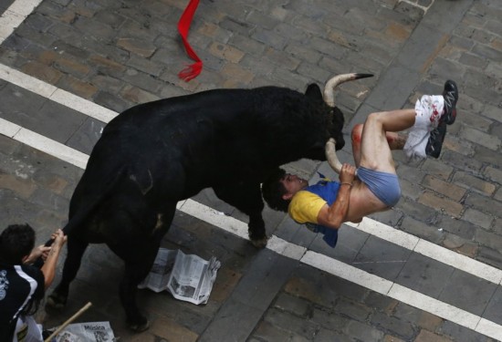 L'homme encorné à trois reprises par un taureau lors de la Feria de Pampelune.