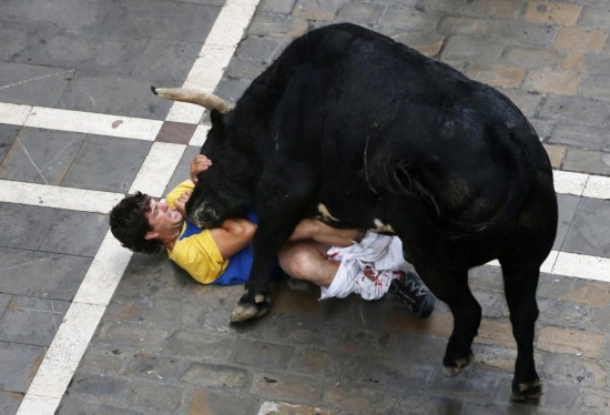 L'homme encorné à trois reprises par un taureau lors de la Feria de Pampelune.