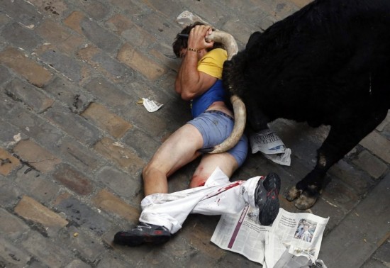 L'homme encorné à trois reprises par un taureau lors de la Feria de Pampelune.