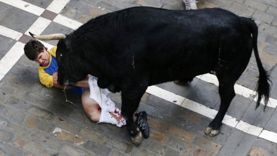 L'homme encorné à trois reprises par un taureau lors de la Feria de Pampelune.