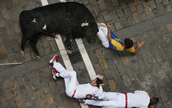 L'homme encorné à trois reprises par un taureau lors de la Feria de Pampelune.