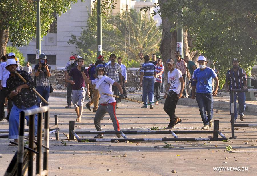 Egypte: des heurts entre manifestants pro-et anti-Morsi font 4 morts (4)