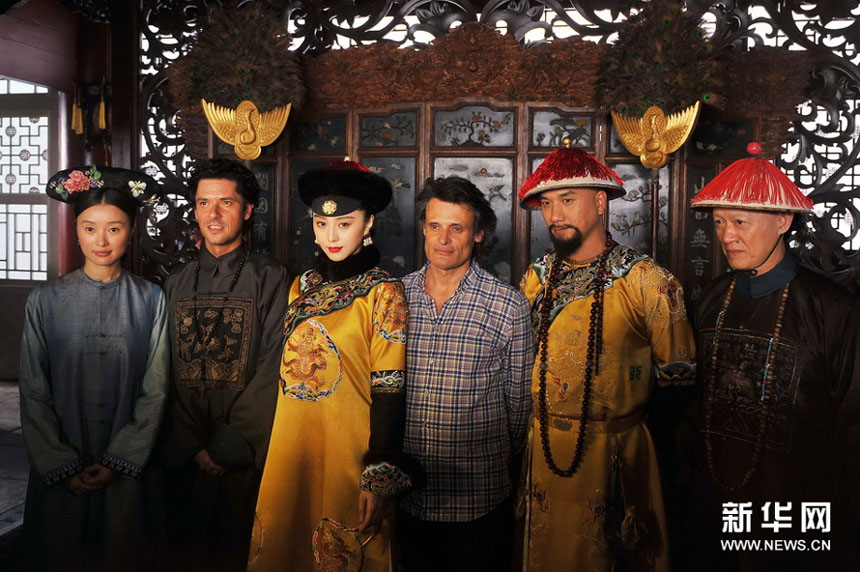 Le 18 juillet 2013, l'actrice chinoise Fan Bingbing (troisième à gauche) sur le tournage de la coproduction sino-française Lady in the Portrait, du réalisateur Charles de Meaux.