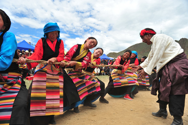 Les Tibétains célèbrent la Fête de Wangguo dans le Comté de Doilungdeqen à Lhassa, capitale de la Région Autonome du Tibet, le 17 juillet 2013.