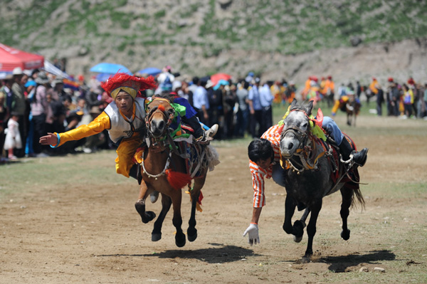 Les Tibétains célèbrent la Fête de Wangguo dans le Comté de Doilungdeqen à Lhassa, capitale de la Région Autonome du Tibet, le 17 juillet 2013.