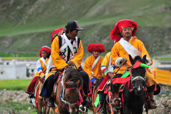 Les Tibétains célèbrent la Fête de Wangguo dans le Comté de Doilungdeqen à Lhassa, capitale de la Région Autonome du Tibet, le 17 juillet 2013.