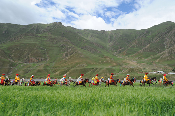 Les Tibétains célèbrent la Fête de Wangguo dans le Comté de Doilungdeqen à Lhassa, capitale de la Région Autonome du Tibet, le 17 juillet 2013.