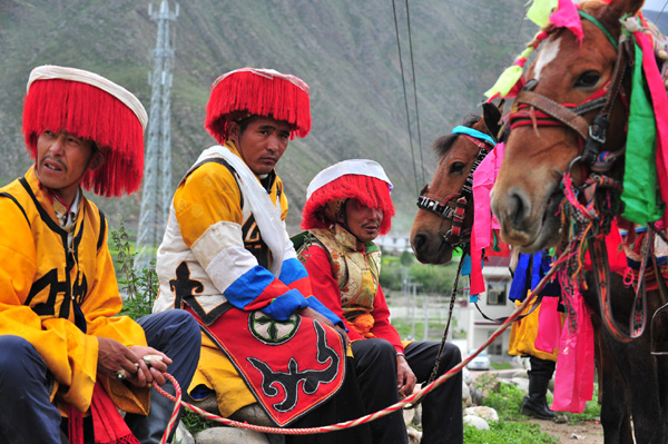 Les Tibétains célèbrent la Fête de Wangguo dans le Comté de Doilungdeqen à Lhassa, capitale de la Région Autonome du Tibet, le 17 juillet 2013.