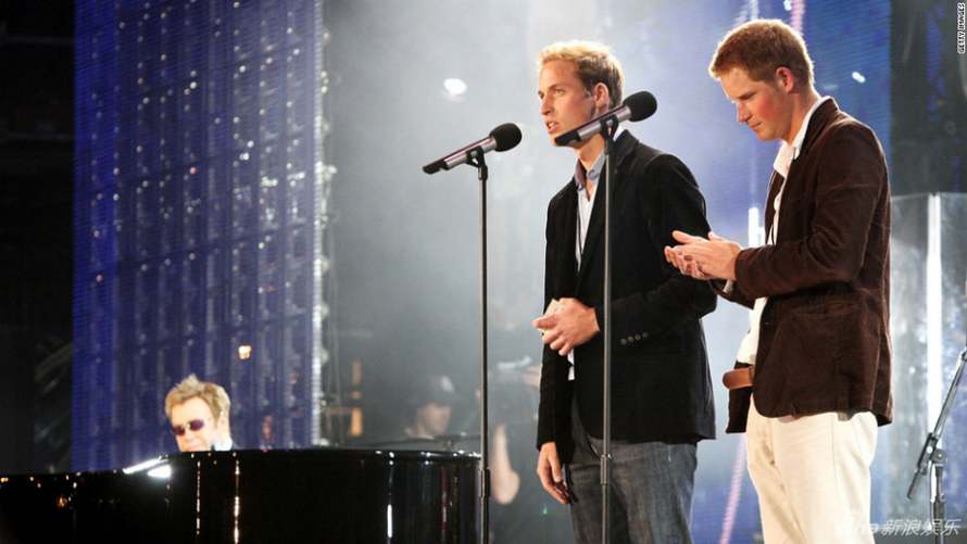 En 2007, William et Harry assistent au concert commémorant le 10e anniversaire du décès de leur mère Diana.