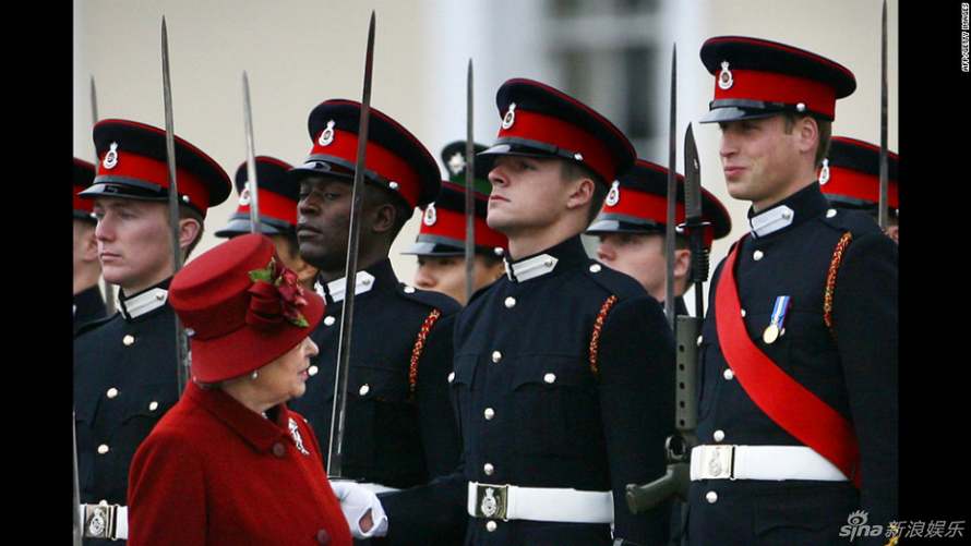 En 2006, William parmi les troupes inspectées par la reine lors d'un défilé militaire.