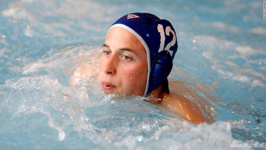 2004, William assiste à un concours de natation.