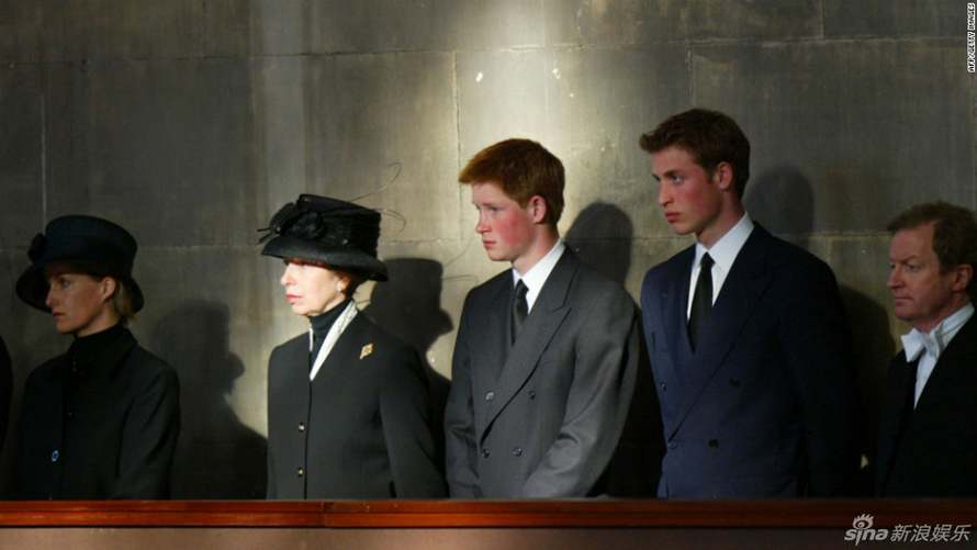 William aux funérailles de la mère de la reine Elizabeth II, en août 2002. 