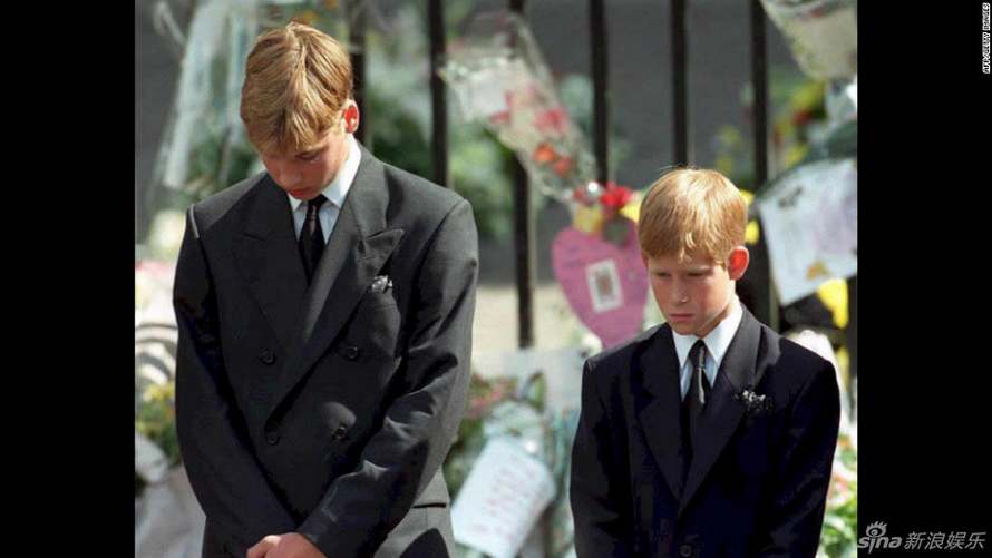 En 1997, William, 15 ans, et son frère Harry, aux funérailles de leur mère Diana.