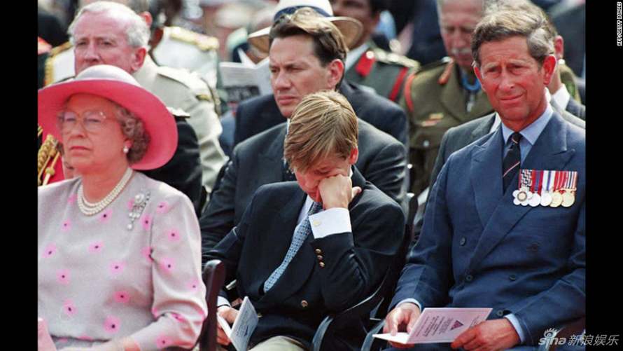 En août 1995, William participe à un évènement commémoratif de la Seconde Guerre mondiale avec le prince Charles et la reine Elizabeth II.