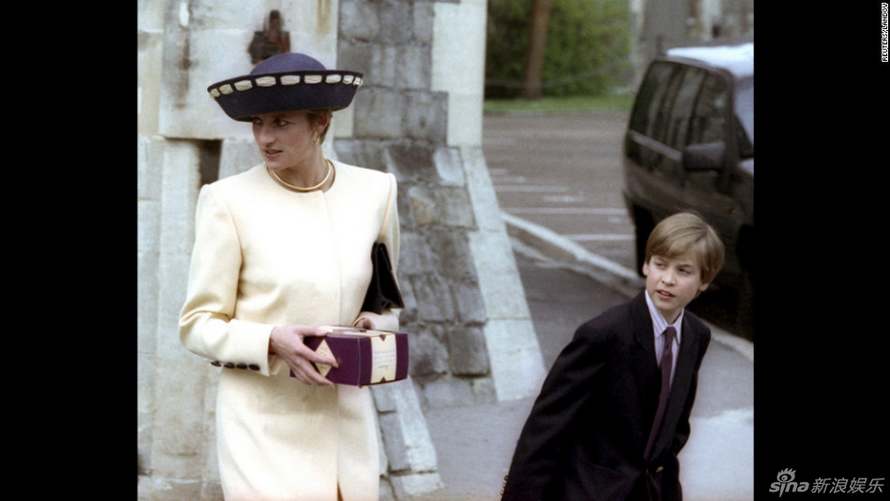 William et sa mère Diana dans une église, en 1992.