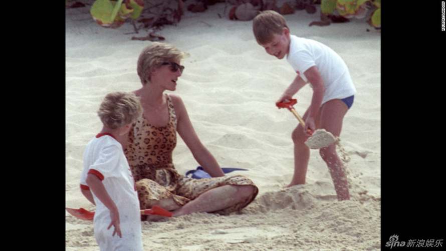 Les petits princes jouent avec leur mère sur une plage privée, en 1990.