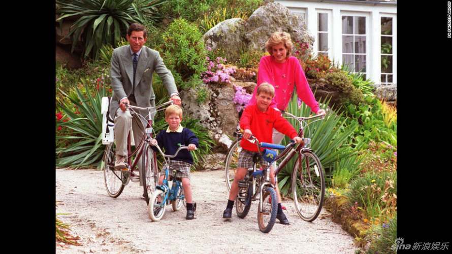 1989, les vacances d'été de la famille royale : le prince Charles, la princesse Diana, William et Harry.