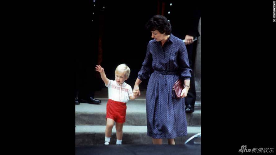 Le 16 septembre 1986, William arrive à l'hôpital après la naissance de son frère Harry.