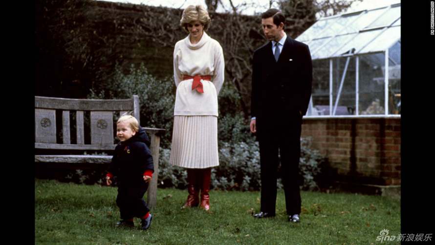 Le 4 décembre 1983, le prince Charles, la princesse Diana et William lors d'une rencontre avec les médias.