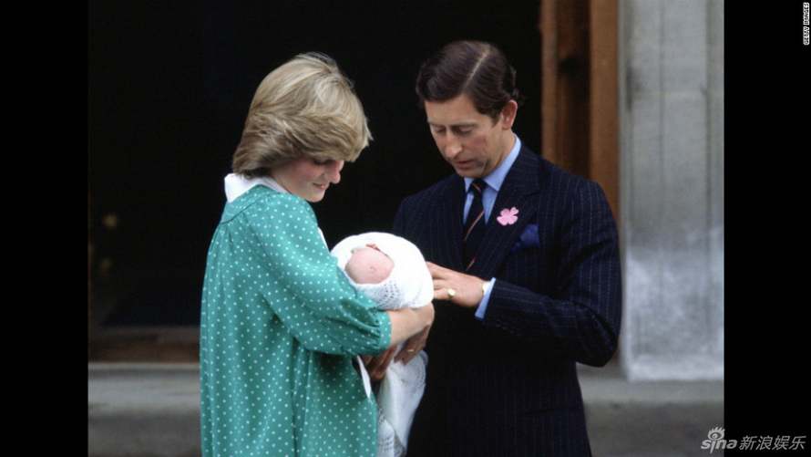 Le 22 juin 1982, William dans les bras de sa mère, la princesse Diana, lors d'une réunion médiatique avec le prince Charles.