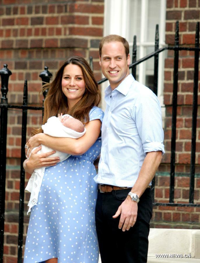 Première apparition de William et Kate avec le bébé royal  (12)