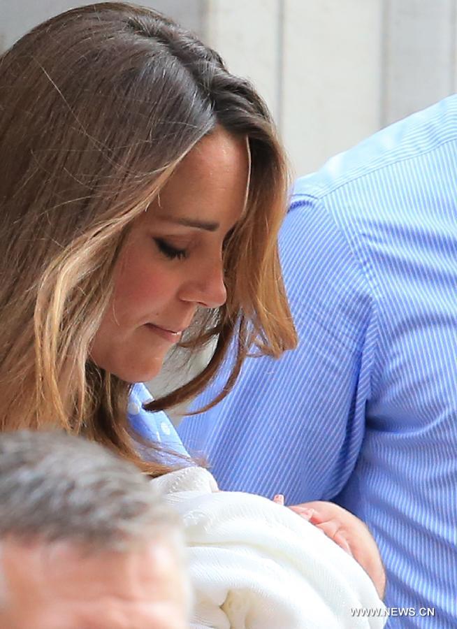 Première apparition de William et Kate avec le bébé royal  (11)