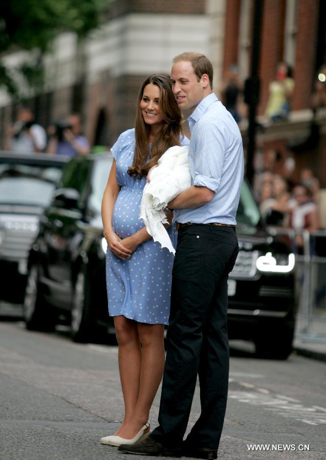 Première apparition de William et Kate avec le bébé royal  (16)