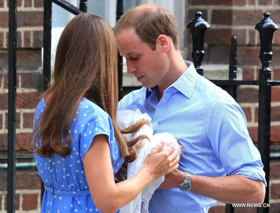 Première apparition de William et Kate avec le bébé royal  (14)