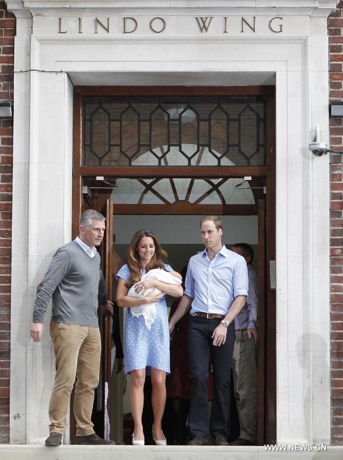 Première apparition de William et Kate avec le bébé royal  (6)