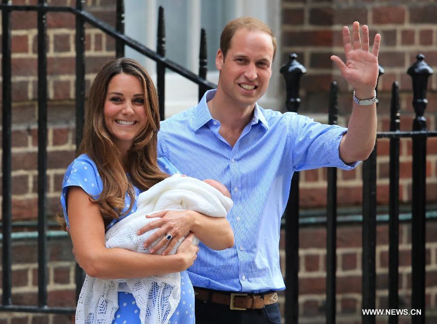 Première apparition de William et Kate avec le bébé royal  (10)