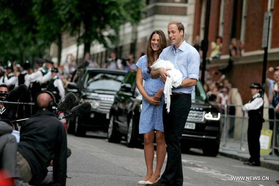 Première apparition de William et Kate avec le bébé royal  (15)