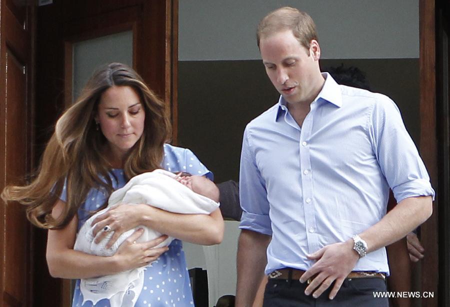 Première apparition de William et Kate avec le bébé royal  (7)