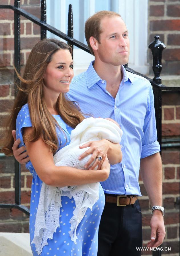 Première apparition de William et Kate avec le bébé royal  (8)