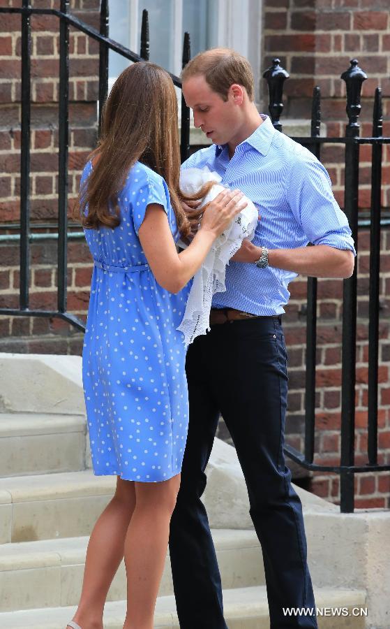 Première apparition de William et Kate avec le bébé royal  (13)