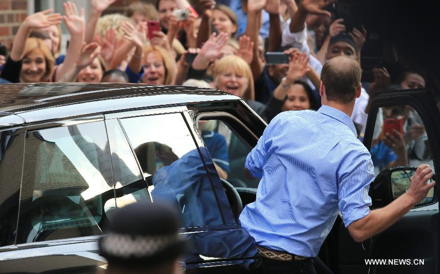 Première apparition de William et Kate avec le bébé royal  (4)