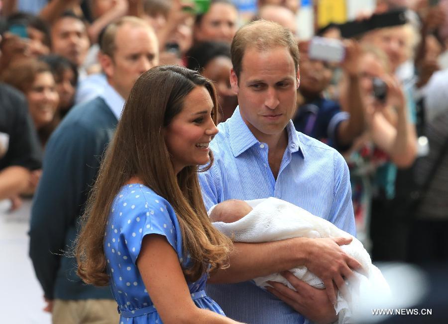 Première apparition de William et Kate avec le bébé royal  (2)