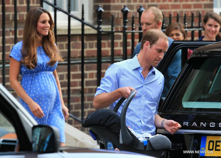 Première apparition de William et Kate avec le bébé royal  (3)