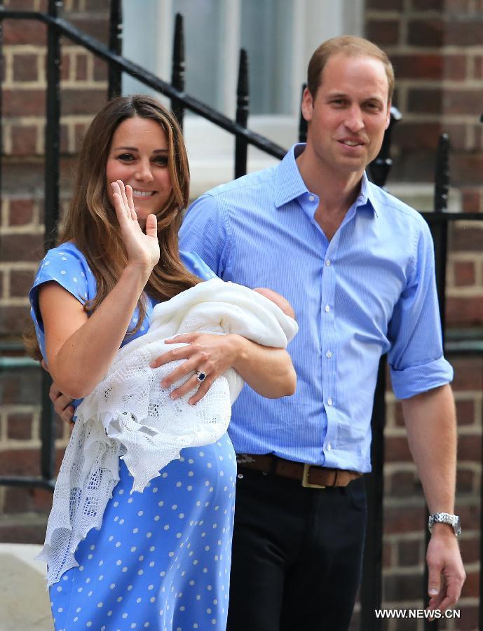 Première apparition de William et Kate avec le bébé royal 