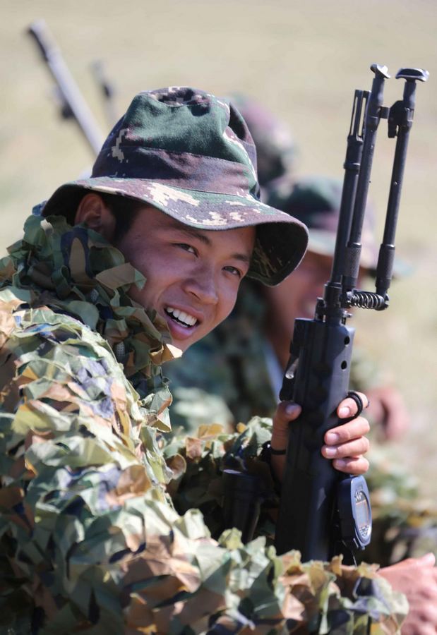 Un membre des forces spéciales de l'Armée Populaire de Libération chinoise (APL) participe à un concours militaire général sur une base d'entraînement de l'APL, dans la région autonome de Mongolie intérieure, en Chine du Nord, le 23 juillet 2013. [Photo / Xinhua]
