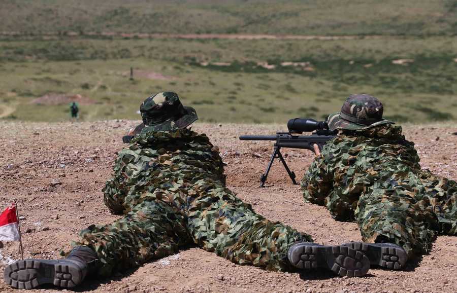 Des membres des forces spéciales de l'Armée Populaire de Libération chinoise (APL) participent à un concours militaire général sur une base d'entraînement de l'APL, dans la région autonome de Mongolie intérieure, en Chine du Nord, le 23 juillet 2013. [Photo / Xinhua] 