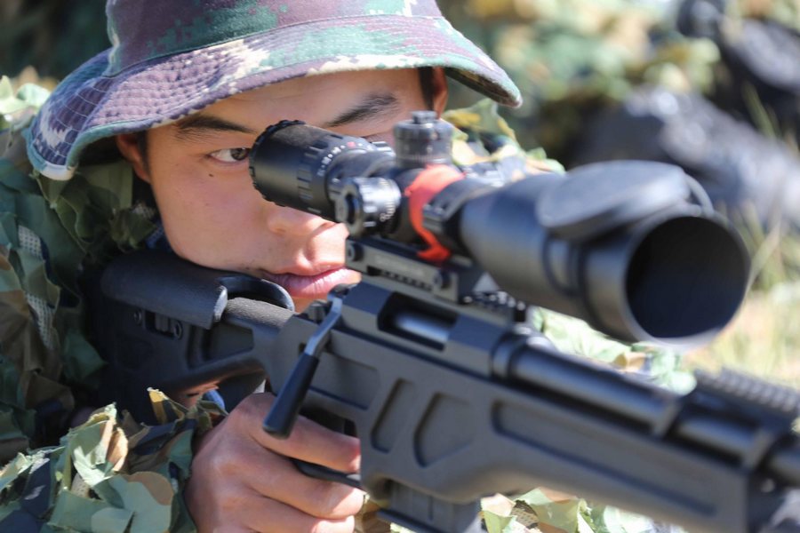 Un membre des forces spéciales de l'Armée Populaire de Libération chinoise (APL) participe à un concours militaire général sur une base d'entraînement de l'APL, dans la région autonome de Mongolie intérieure, en Chine du Nord, le 23 juillet 2013. [Photo / Xinhua] 