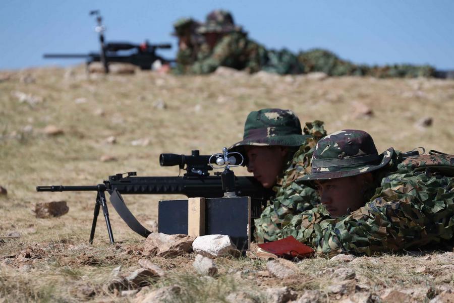 Des membres des forces spéciales de l'Armée Populaire de Libération chinoise (APL) participent à un concours militaire général sur une base d'entraînement de l'APL, dans la région autonome de Mongolie intérieure, en Chine du Nord, le 23 juillet 2013. [Photo / Xinhua] 