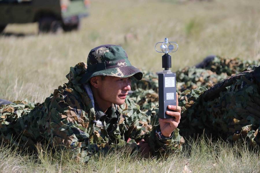 Un membre des forces spéciales de l'Armée Populaire de Libération chinoise (APL) participe à un concours militaire général sur une base d'entraînement de l'APL, dans la région autonome de Mongolie intérieure, en Chine du Nord, le 23 juillet 2013. [Photo / Xinhua]