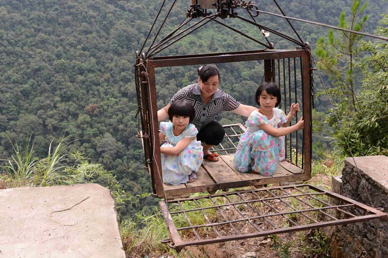 Le 23 juillet, Zhang Fanying et ses deux filles, qui vivent dans le district de Hefeng, la province du Hubei, sont en route pour leur village situé dans les montagnes de l'autre côté de la vallée. 