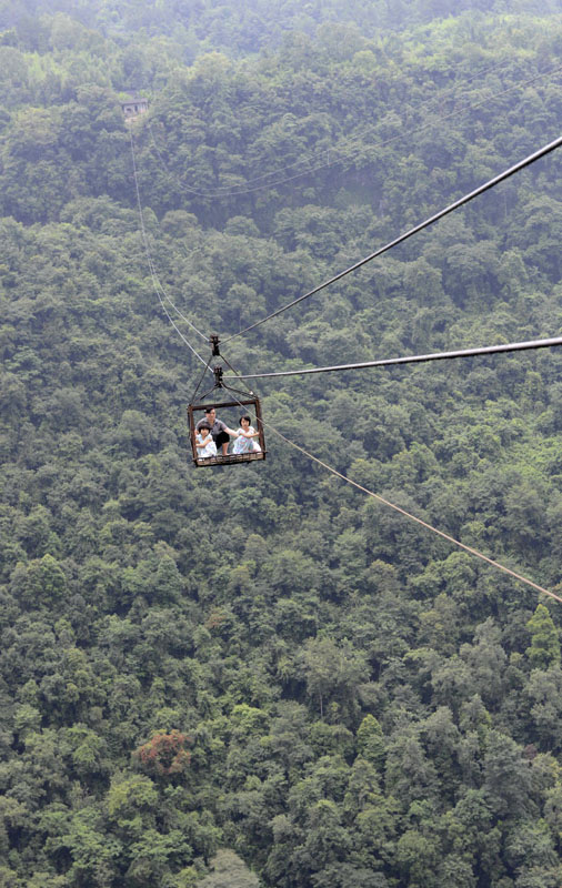 Le 23 juillet, Zhang Fanying et ses deux filles, qui habitent le district de Hefeng dans la province du Hubei, sont en route pour leur village situé dans les montagnes de l'autre côté de la vallée. 