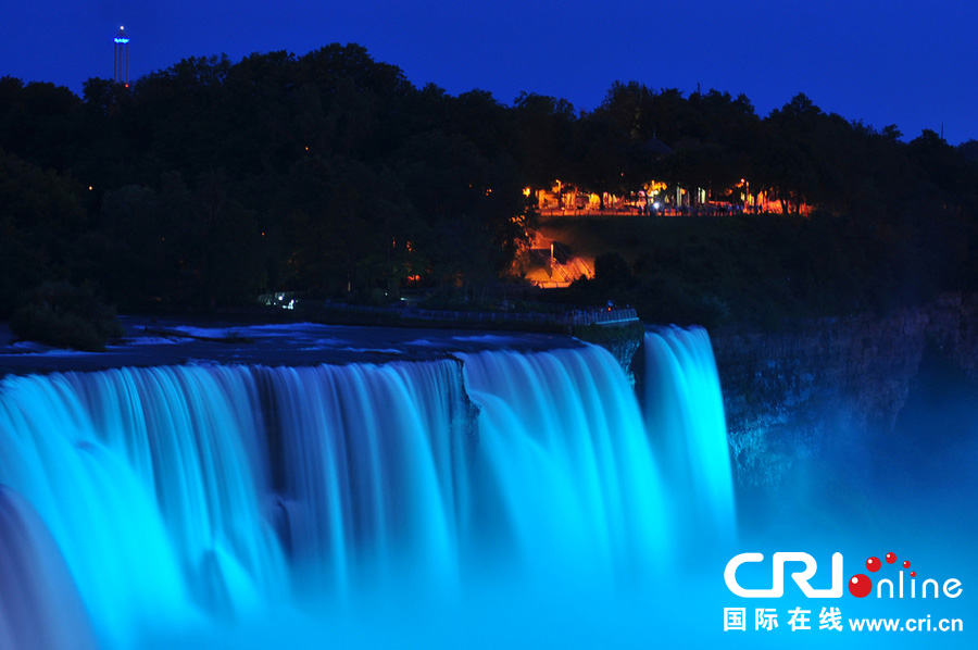Les chutes du Niagara illuminées de bleu pour le bébé royal (3)