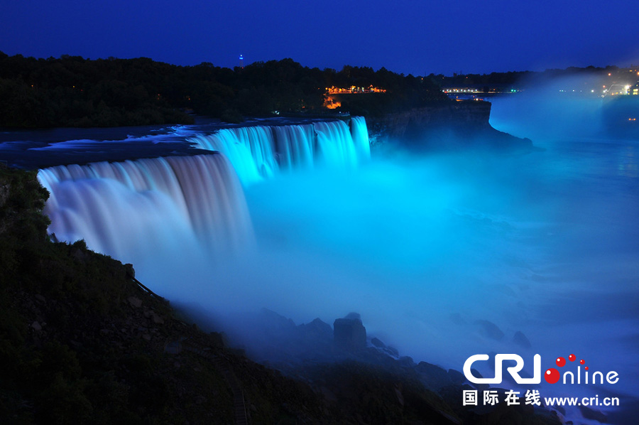 Les chutes du Niagara illuminées de bleu pour le bébé royal