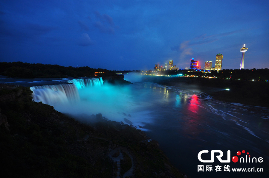 Les chutes du Niagara illuminées de bleu pour le bébé royal (2)