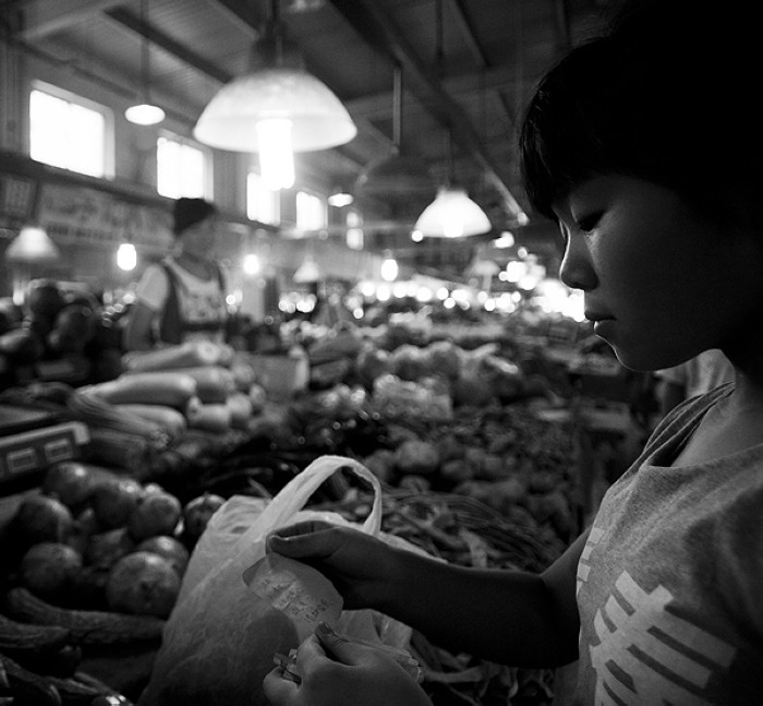 Gao Ran va faire les courses après l'école, dans le District de Hexi à Tianjin, le 12 juillet 2013. [Photo Hu Lingyun / Asianewsphoto]